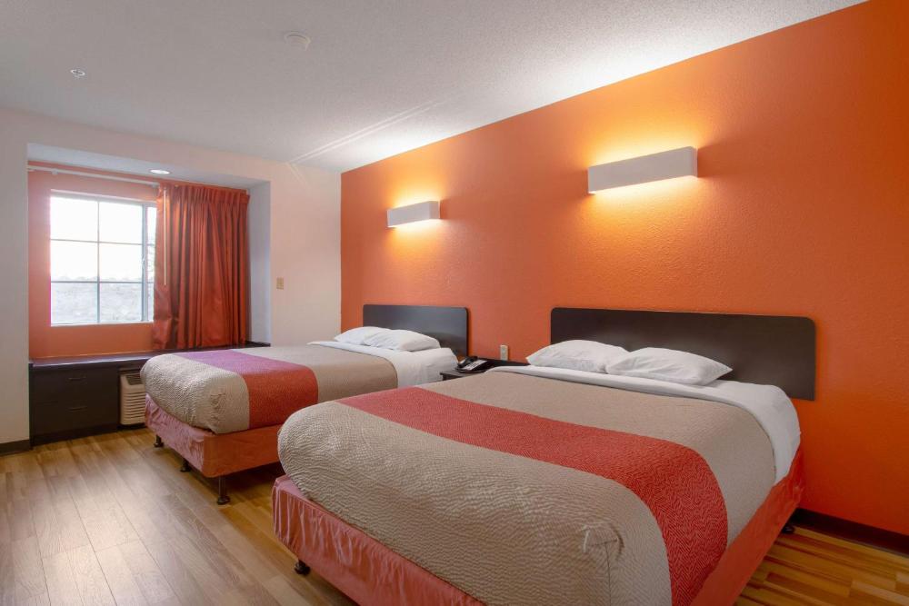 Queen Room with Two Queen Beds - Non-Smoking interior