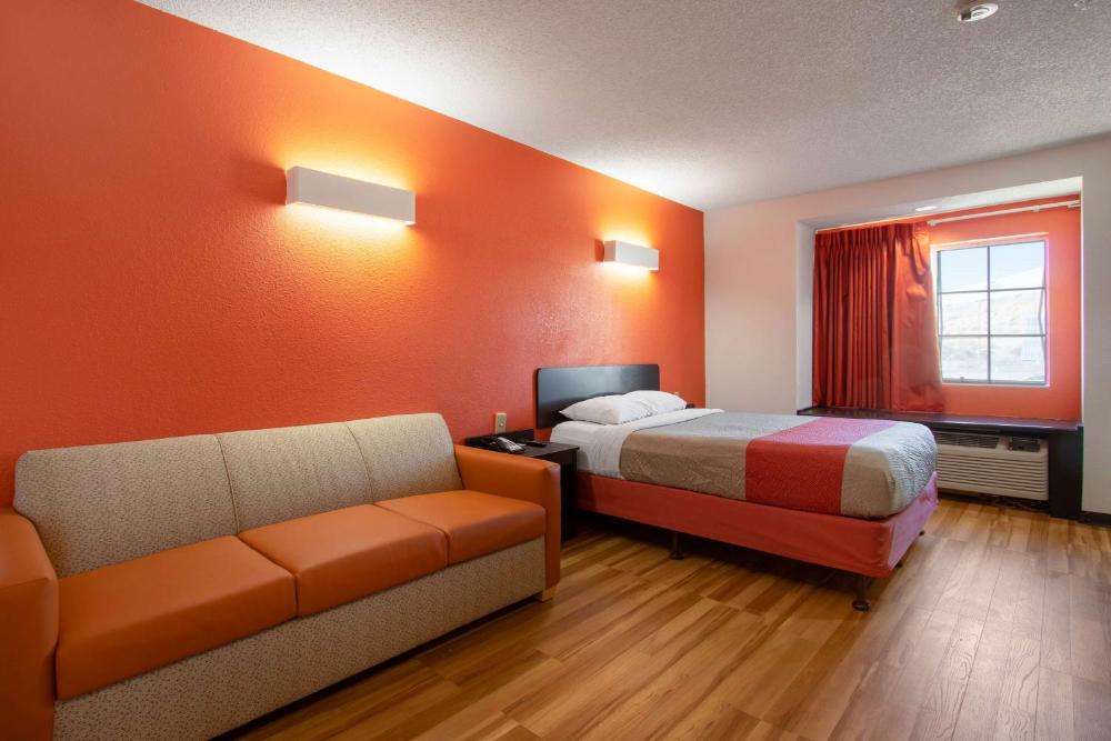 Queen Room - Non-Smoking interior